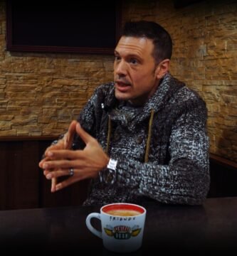 Mike Parrillas reflexionando sobre el impacto del alcohol en la sociedad