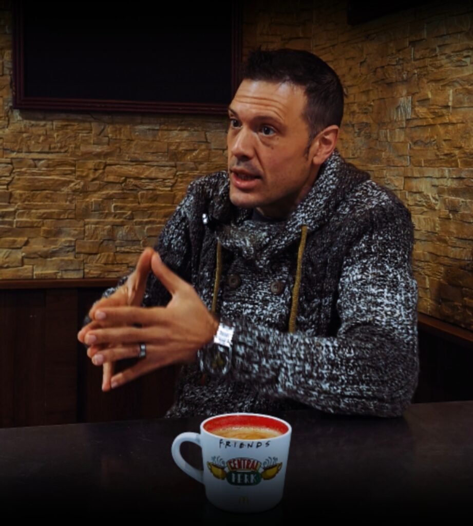 Mike Parrillas reflexionando sobre el impacto del alcohol en la sociedad